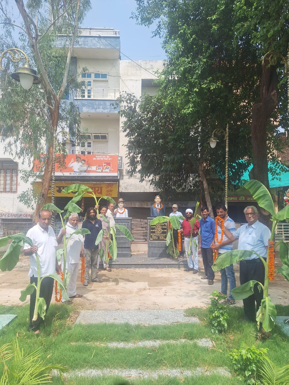 Pradhan Sardar Krishna Ilavadi planted saplings in Bhagat Singh Park along with committee members.